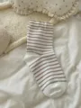 Cómodos calcetines a rayas marrones y blancas, suaves para uso diario en primavera. - Talla única / Tostado