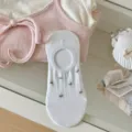 Calcetines blancos bajos de mujer con bonito bordado floral y diseño de malla transpirable. - Talla única / Blanco