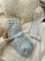 Calze a righe blu e bianche, calzini casual in cotone morbido e traspirante per donna. - Taglia unica / Celeste