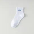 Calcetines deportivos blancos de tubo medio de algodón con bordado de tiburón azul, cómodos. - Bordado de tiburón