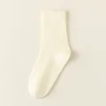 Cómodos calcetines de tubo medio de algodón liso para mujer, ropa casual diaria minimalista. - Talla única / Amarillo Leche