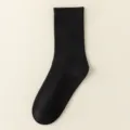 Calcetines negros de algodón de tubo medio clásicos, suaves y cómodos para el uso diario. - Talla única / Negro