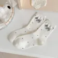 Calcetines lindos de media pantorrilla para mujer con lunares negros y perrito. - Talla única / Blanco Corgi