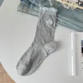 Calcetines grises de tubo medio para mujer bonito bordado de cachorro borde azul algodón - Talla única / Gris claro