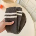 Chaussettes mi-hautes d'hiver moelleuses et rayées, chaussettes en peluche chaudes pour femmes. - Taille unique / Gris