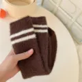 Chaussettes mi-mollet d'hiver duveteuses marron avec rayures blanches pelucheuses douces - Taille unique / Café