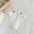 Calcetines de media caña blancos de mujer verano con lazo negro bordado, algodón suave. - Talla única / Blanco