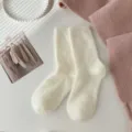 Calcetines de mujer blancos y suaves de invierno, calcetines peludos y cálidos para casa. - Talla única / Beige