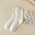 Calcetines de caña media acanalados blancos para mujer, color sólido de algodón transpirable. - Talla única / Blanco Lechoso