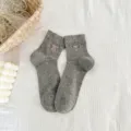 Calcetines grises acanalados para mujer con lindo lazo rosa bordado, suaves, cómodos y transpirables. - Talla única / Gris