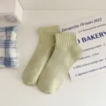Calcetines cortos de canalé verde claro para mujer, calcetines de algodón liso, estilo diario. - Talla única / Verde claro