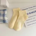 Calcetines de tubo medio acanalados de color amarillo claro para mujer, frescos calcetines de algodón. - Talla única / Amarillo jengibre