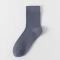Calcetines de tubo medio transpirables de malla para hombre en gris liso, calcetines casuales. - Calcetines tobilleros de puro algodón con suela de masaje / Gris Azulado