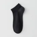 Einfarbige schwarze Rippstrick-Sneakersocken für Damen, atmungsaktive kurze Baumwollsocken. - Einheitsgröße / Schwarz