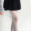 Witte opengewerkte visnetpanty met verticaal kabelpatroon gedragen door model. - Eén maat / Lichtgrijs