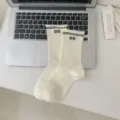 Calcetines de tubo medio de algodón estilo preppy lindo con impresión 05, cómodos. - Blanco