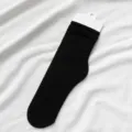 Calcetines de tubo medio negro liso para mujer, medias casuales transpirables de moda diaria. - Talla única / Negro