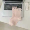 Calcetines medios rosas bonitos estilo colegial para mujer con estampado de número 05 - Rosa