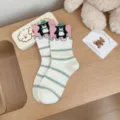 Calcetines de algodón de tubo medio para mujer con oso, volants y rayas verdes diseño. - Blanco