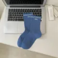 Calcetines de media pantorrilla azules acanalados para mujer, estilo preppy con estampado. - Azul