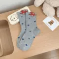 Calcetines grises de media pantorrilla con lunares azules y setas rojas, borde con volantes. - Gris claro
