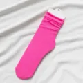 Calcetines slouch lisos rosa vivo con etiqueta colgante para mujeres estilo diario. - Talla única / Rojo sandía