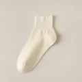 Calcetines cortos casuales de color sólido para mujer en beige, variante ligera y transpirable - Talla única / Beige