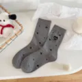 Calcetines grises de algodón para mujer con bordado de estrellas y diseño de gato. - Gris Medio