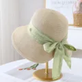 Dames zomer strohoed met brede rand en groene strik, chic zonnehoed voor strand en vakantie. - M (56-58cm) / Beige met groen lint