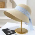 Zomer strohoed voor vrouwen met lichtblauwe strik, brede rand strandhoed voor vakantie. - M (56-58cm) / Beige met blauw lint