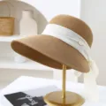 Modieuze zomer strohoed met wit lint strik brede rand strand zonnehoed vrouwen - M (56-58cm) / koffiekleur