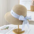 Dames zomer strohoed met lichtblauwe strik lint, brede rand strand zonnehoed voor vakantie. - M (56-58cm) / Beige met blauw lint