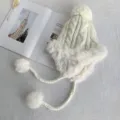 Weißer Plüsch Strickhut mit Kaninchenfell, süße Bommel und Zöpfen, warme Damenmütze. - Einheitsgröße / Weiß