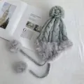Graue Strickmütze mit Fellpompons und Ohrenklappen, kuschelige warme Wintermütze für Damen. - Einheitsgröße / Grau