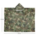 Vue détaillée du poncho de pluie camouflage dimensions 100x130cm pour survie en plein air. - Imperméable camouflage