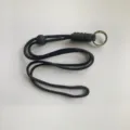 Detalle de cordón de paracaídas negro con textura tejida y anillo de metal para exteriores. - Estilo Largo Color Sólido / 20cm