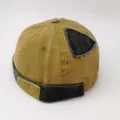 Primer plano de gorra docker retro en kaki con ala oscura y detalles de parche. - Ajustable / Caqui