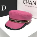 Cappello piatto rosa da donna, elegante berretto in lana con catena e visiera nera chic. - Regolabile / Rosso rosa