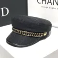 Cappello da edicolante nero in tweed con catena dorata, elegante copricapo piatto chic da donna. - Regolabile / Nero
