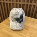 Elegante Pailletten Mesh Baseballcap mit schwarzer Schmetterling Spitze für Sommertage. - Verstellbar / Weiß