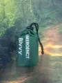 Dettaglio sacco bivacco d'emergenza, attrezzatura portatile essenziale per campeggio all'aperto. - Borsa portaoggetti / Verde