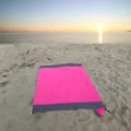 Wasserdichte Strandmatte im Detail, faltbare Picknickdecke auf sandigem Strand bei Sonnenuntergang. - 140*200cm / Rosaroter Hauptteil mit Doppelgrau