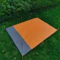 Wasserdichte Outdoor-Camping-Picknickmatte, orange-graue Falt-Stranddecke mit Heringen. - 200*210cm / Orange und Grau