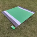 Waterproof outdoor picnic mat, green stripe folding beach blanket with portable bag and pegs. - 绿白灰
