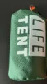 Tente de survie d'urgence verte en pochette portable, abri compact pour le camping en plein air. - Sac de rangement pour tente verte avec sifflet