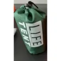 Tente de survie d'urgence emballée dans un sac de rangement vert étanche et portable. - Tente avec Sac de Rangement et Porte / Vert