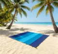 Tapis de plage extérieur étanche et portable bleu et cyan couverture de pique-nique. - Cinq parties égales