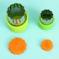 Edelstahl Gemüseschneider Blumenform mit grünem Schutzgriff zum Backen von Keksen - Schmetterlingsnudel 2-Teiliges Set Im Beutel (1 Groß + 1 Klein) / Grün