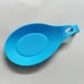 Poggia cucchiaio in silicone blu per utensili da cucina, supporto resistente al calore. - Blu