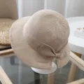 Gedetailleerd overzicht van beige geweven zonnehoed met strik, ademend ontwerp. - 10-20 maanden (48 cm) + Trekkoordverstelling / Off-white muts met strik en split